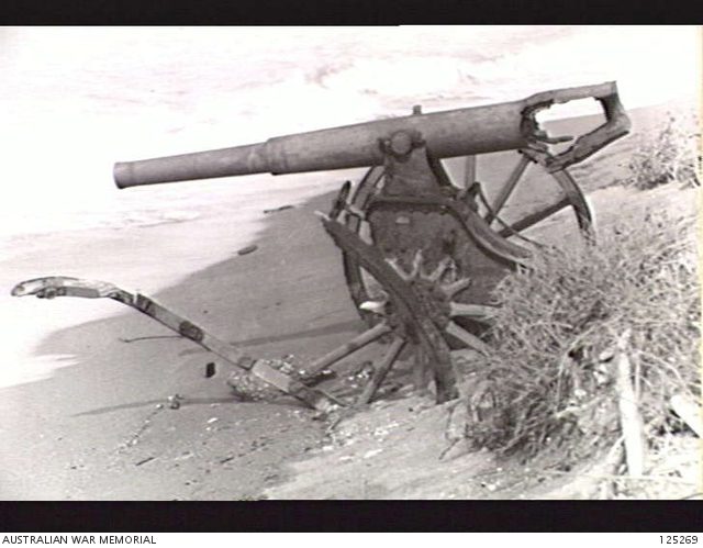 1942 Dilly beach a Dutch destroyed field gun. Bron AWM